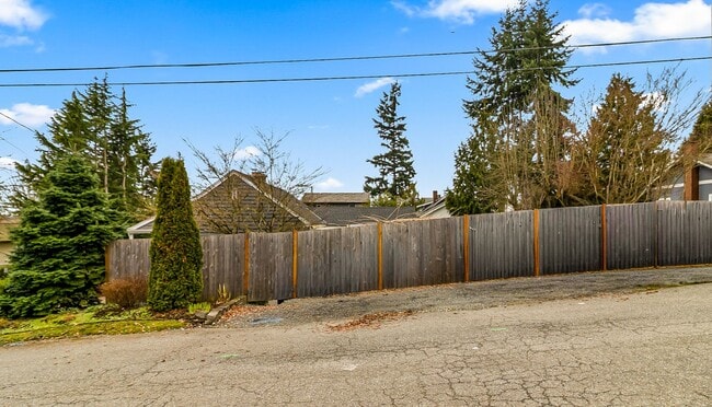 Building Photo - Stylish in Snohomish