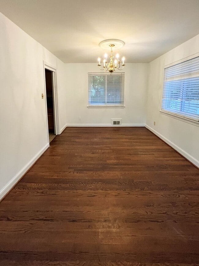 Building Photo - 50's Rambler with 5 BR & 3 BA in One of th...