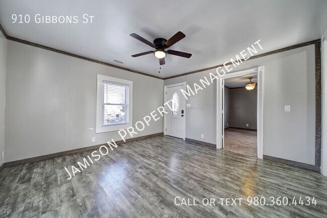 Building Photo - 910 Gibbons St