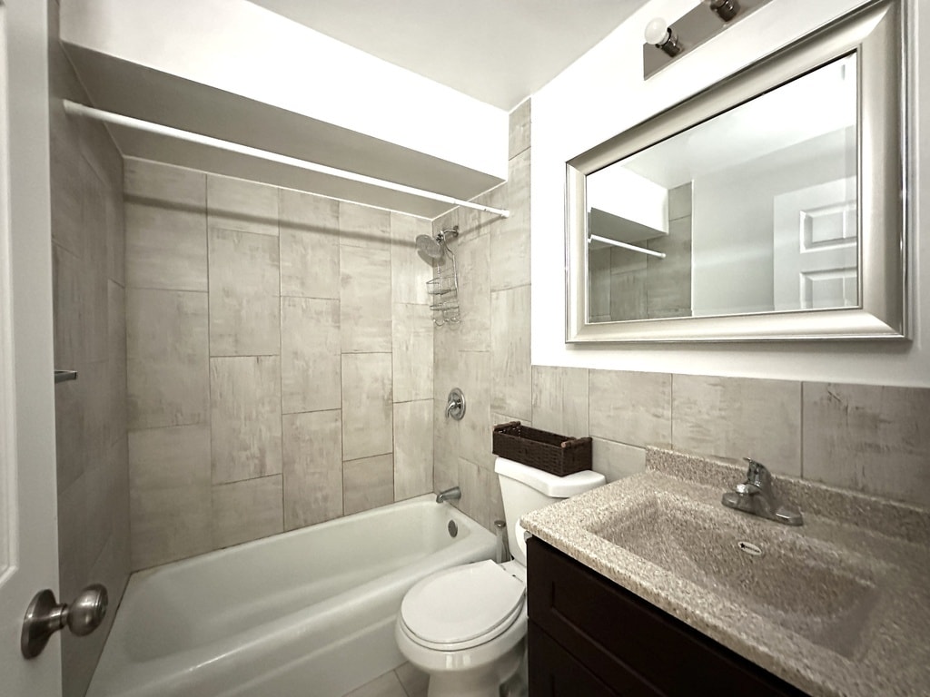 Building Photo - 3710 N Pine Grove Ave