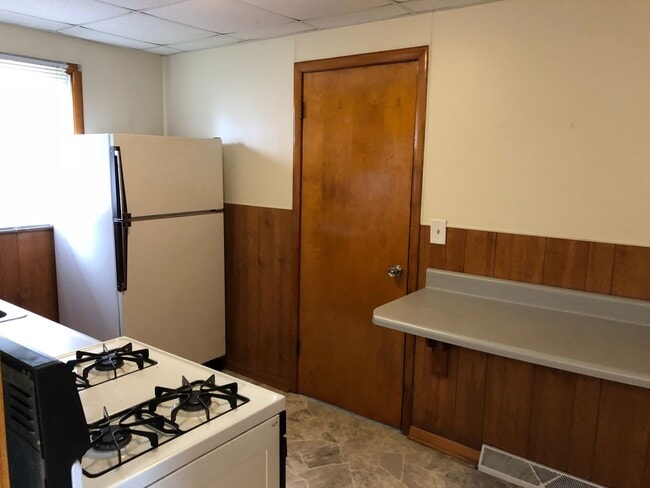 Building Photo - Comfy 2-Bedroom Home with Garage in Moline