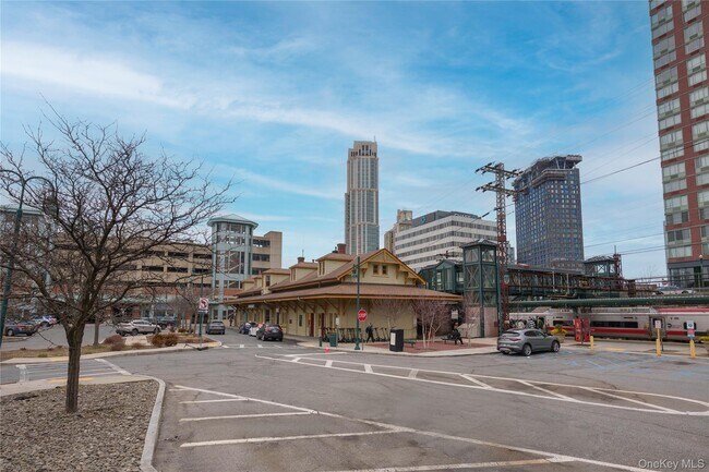 Building Photo - 25 Leroy Pl