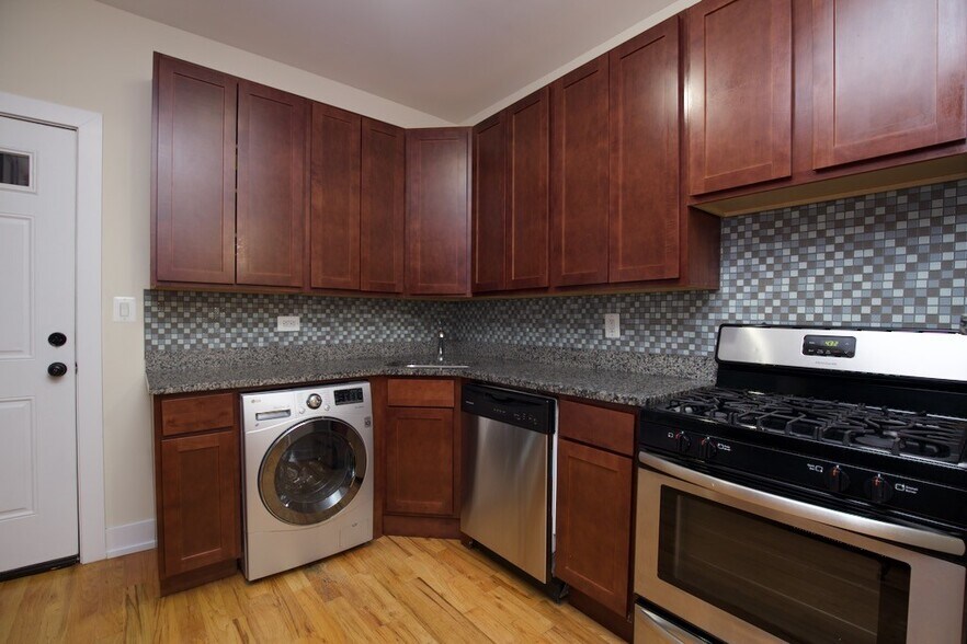 Building Photo - 3450 N Racine Ave