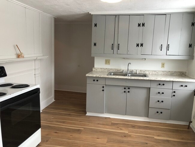 Building Photo - 40 Railroad St