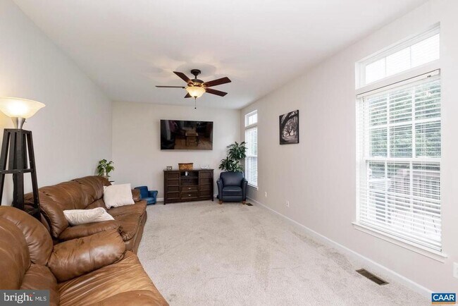 Building Photo - 662 Holly Hill Dr