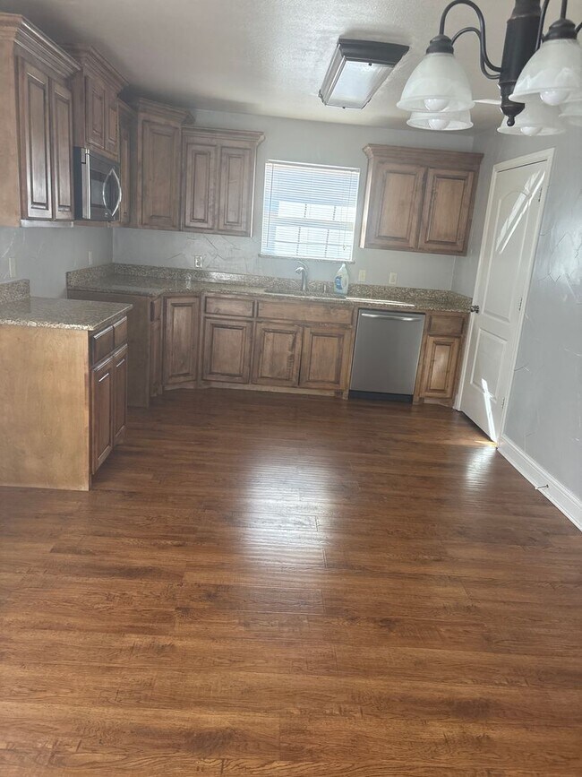 Building Photo - Step into comfort and modern convenience with this charming 3-bedroom, 2-bathroom home in Sherman...