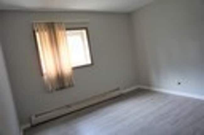 Building Photo - Newly Updated 2 bedroom 1.5 Bath Unit.