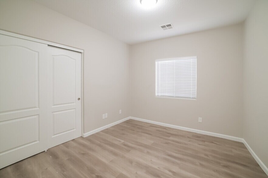Building Photo - 6034 N 68th Dr