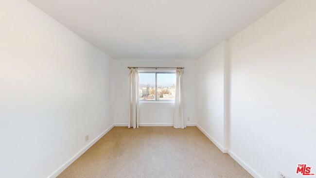 Building Photo - 525 N Sycamore Ave