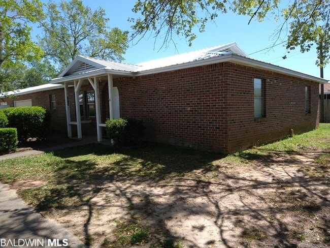Building Photo - 1612 N Cedar St