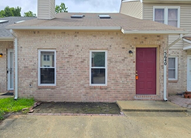 Primary Photo - Awesome 3 Bed / 2 Bath Townhome with Open ...