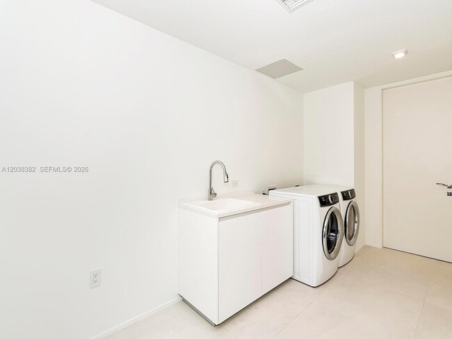 Building Photo - 1000 Biscayne Blvd