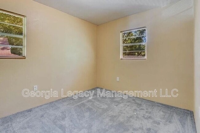 Building Photo - 65 Hughes St