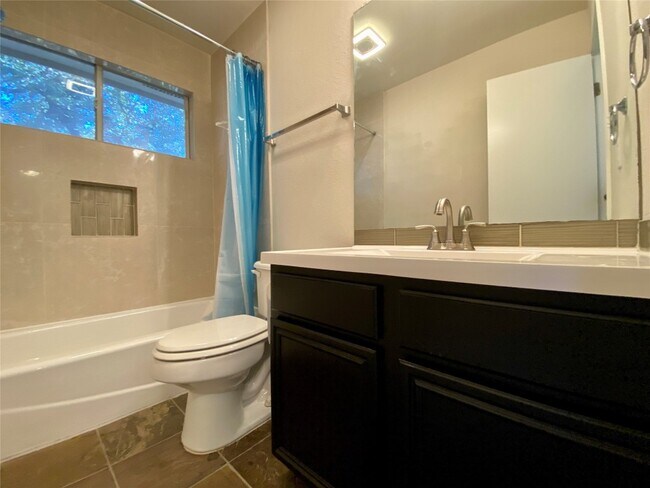 Building Photo - 4402 Everest Ln