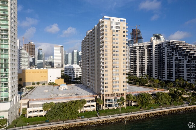 Building Photo - Isola