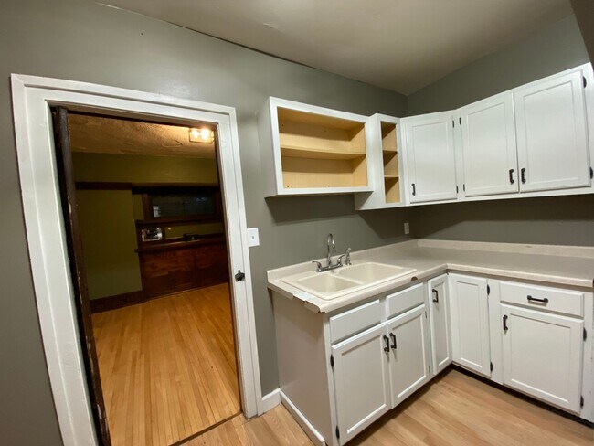 Building Photo - 2016-2018 E 6th Street