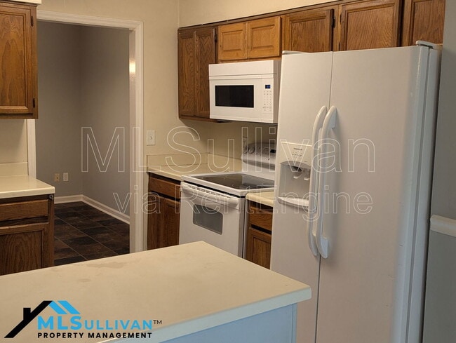 Building Photo - 4101-4105 Oaks Dr