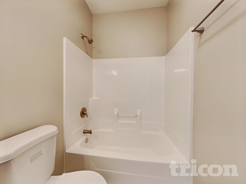 Building Photo - 4682 Bayview Dr