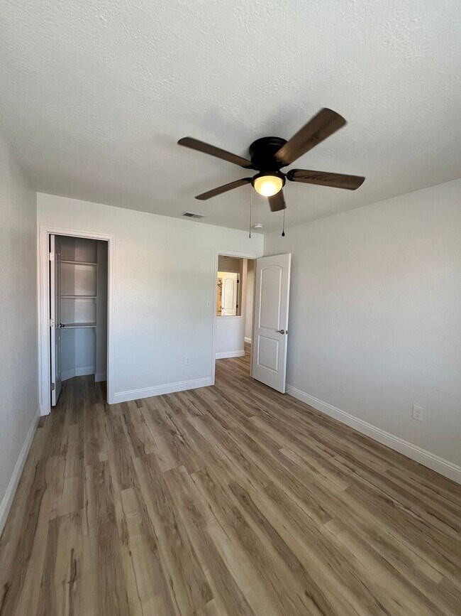 Building Photo - 7501 Canyon Clover Dr