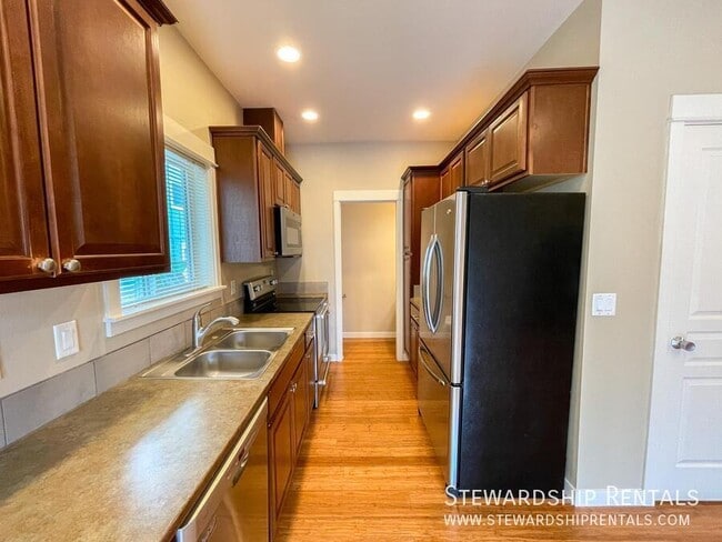 Building Photo - 1752 Mill St