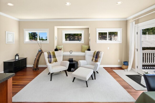 Building Photo - Gorgeous Big Ravenna Home in Seattle
