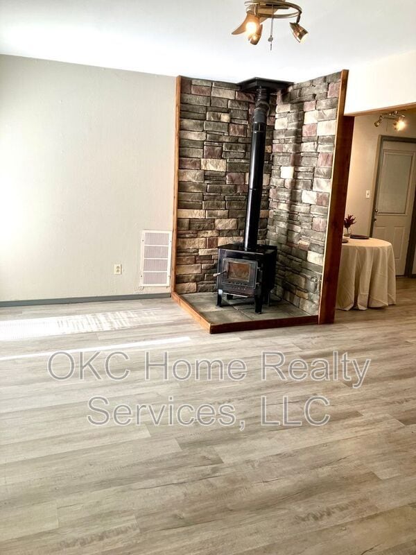 Building Photo - 1706 Surrey Pl