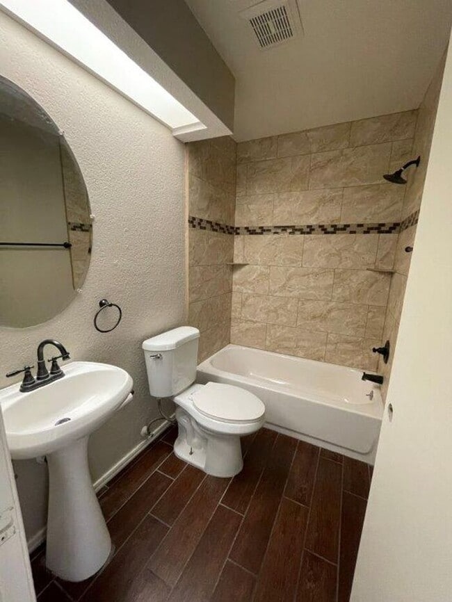 Building Photo - 2035 S Elm St