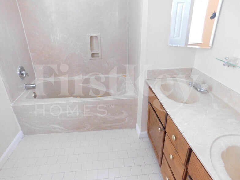 Building Photo - 2428 Green Glen Dr