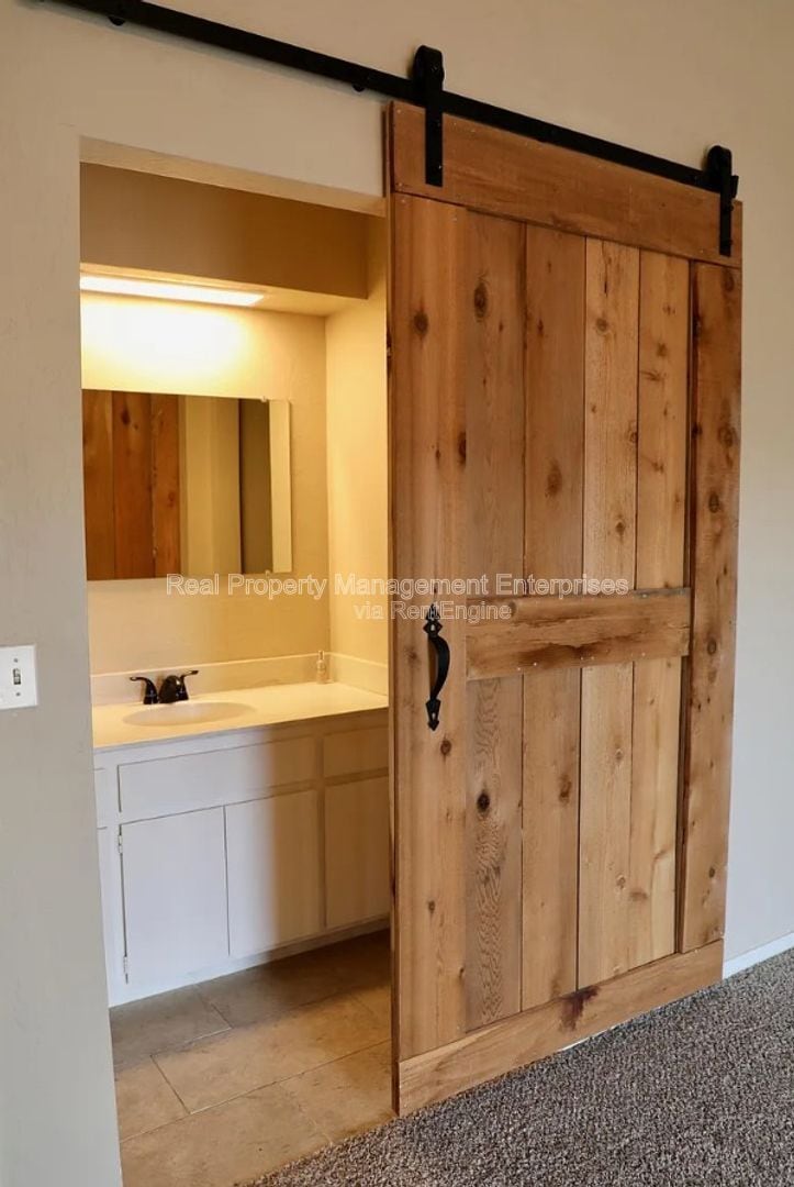 Building Photo - 5805 Hefner Village Ct