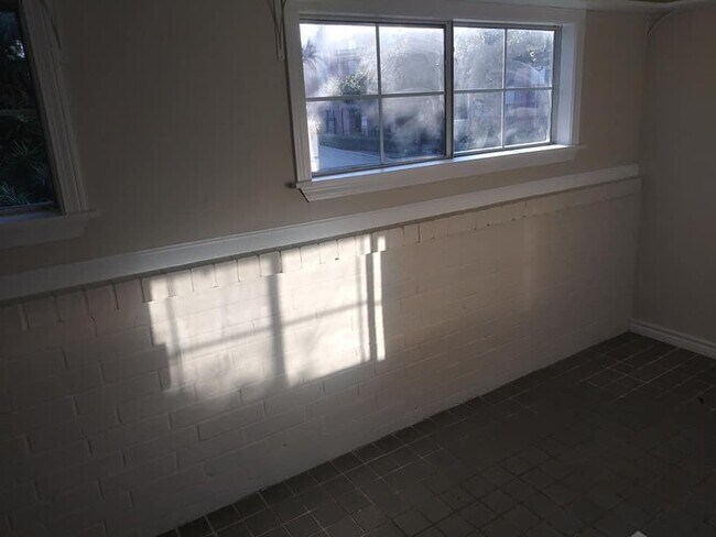 Building Photo - 2415 Shakespeare St