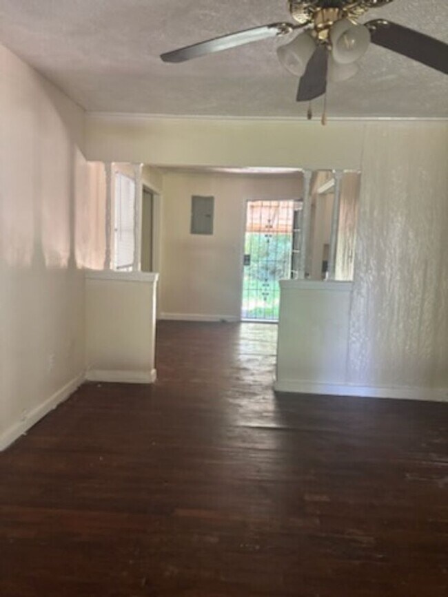 Building Photo - 5076 London Ln