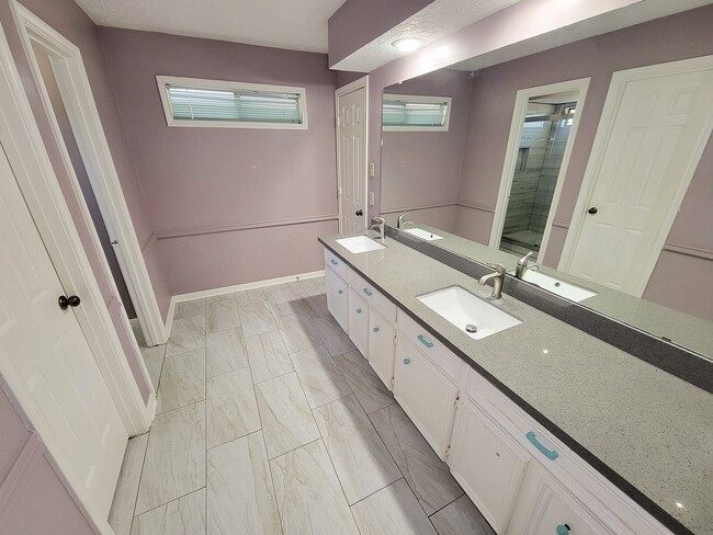 Building Photo - Amazing Cottage Charm Designer Home with Lush Landscaping, Sprinkler System, New Insulated Window...