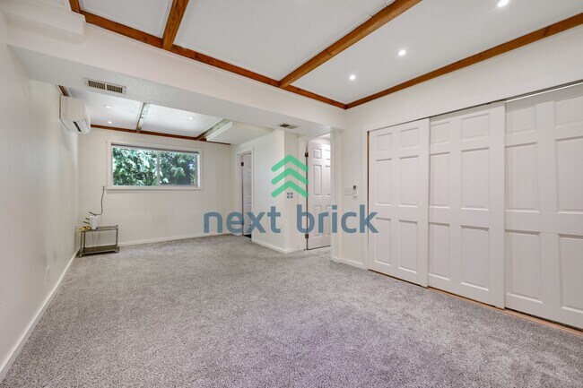 Building Photo - Expansive 4-Bedroom Sammamish Residence w/ Private Guest Suite & Included internet and landscaping.