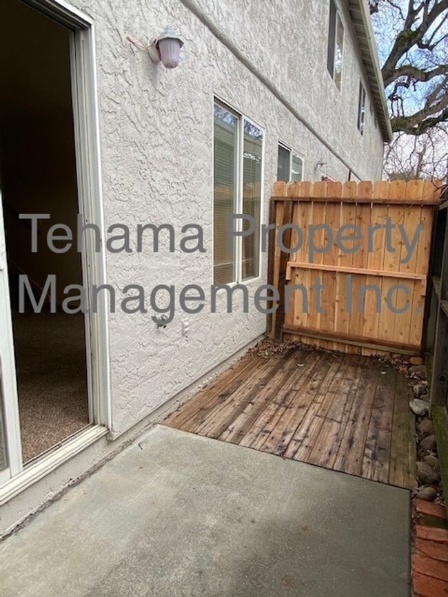Building Photo - 1070 Lakeside Dr