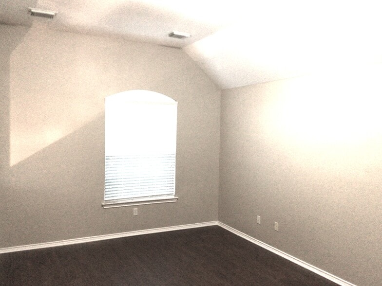 Building Photo - 2718 Lakecrest Way Dr