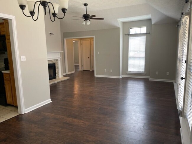 Building Photo - 1604 Queen Elizabeth Ct