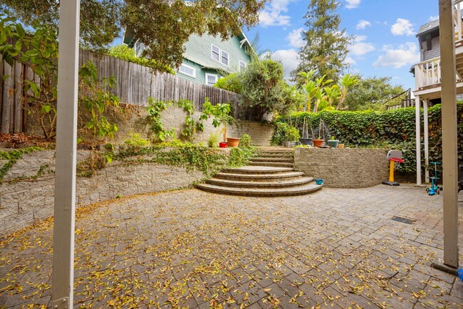 Building Photo - Sun Soaked 2 bedroom 1 bath unit off Piedm...