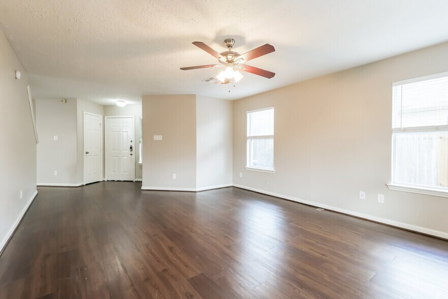 Building Photo - 21818 Hemlock Park Dr