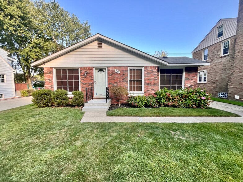 Primary Photo - 297 Riverside Dr