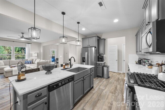 Building Photo - 1140 Streamside Ln