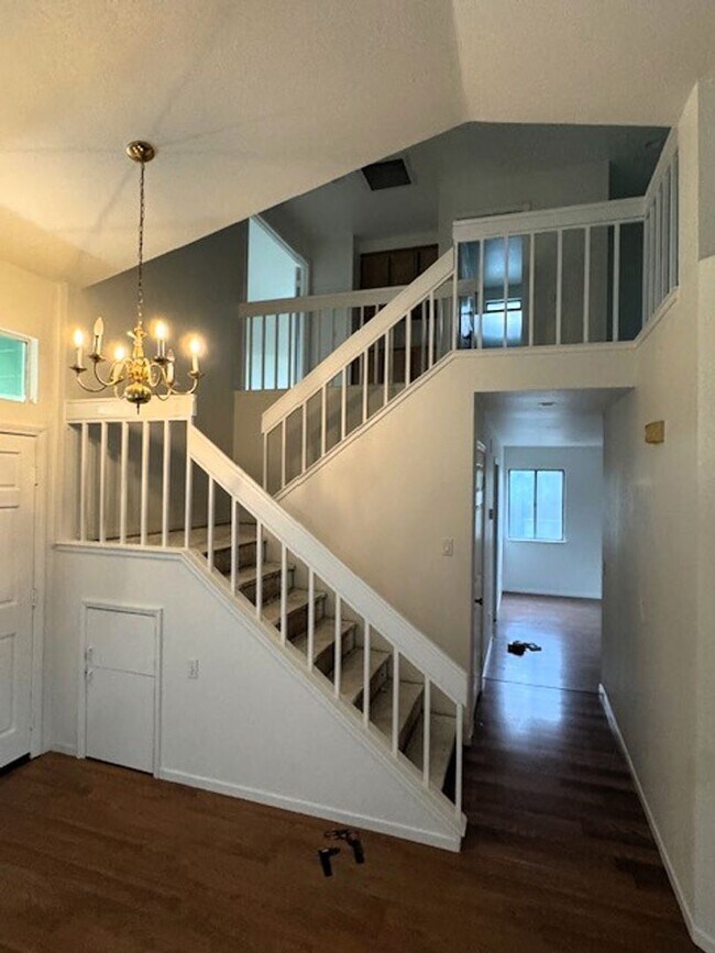 Building Photo - Beautifully Refreshed Home in a Family Neighborhood