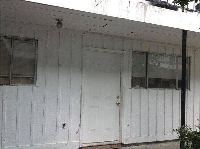 Building Photo - 2401 Pasadena Ave
