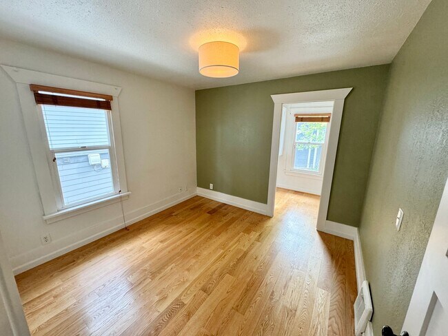 Building Photo - Cozy Ballard Retreat: 2-Bed, 2-Bath Home with Office & Wet Bar