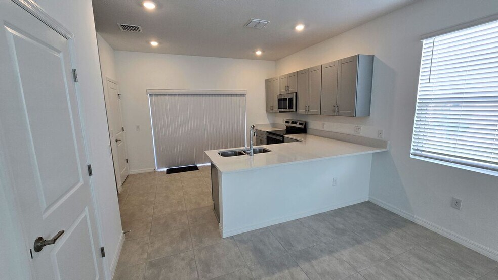 Building Photo - 2878 Skyline Lp