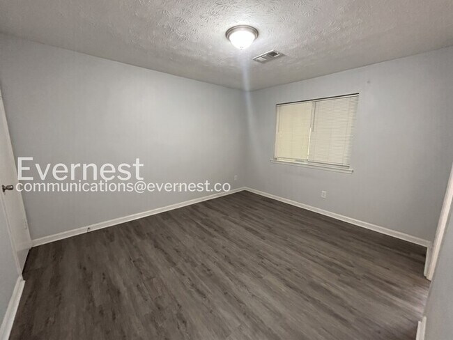 Building Photo - 3-Bed/1.5-Bath Home with Fenced Yard/Pet Friendly/Available Soon!