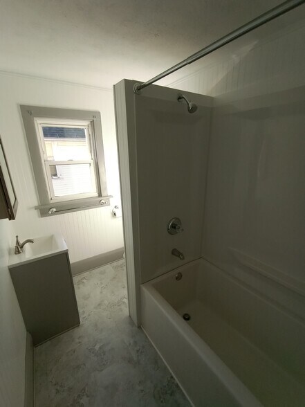 Bath - 898 1st St NE