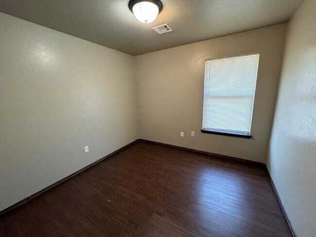 Building Photo - 3 bed 2 bath duplex in Chickasha! Ready fo...