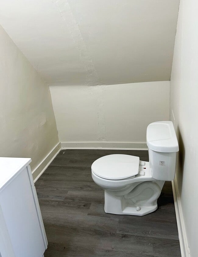 Building Photo - Recently Updated first floor apartment within walking distance to Main St  Grove City !