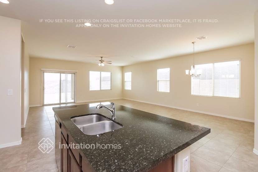 Building Photo - 4962 E Alamo St