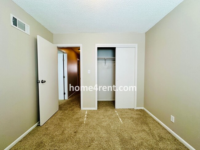 Building Photo - Beautiful Overland Park Townhome w/ Wood F...